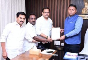 కలెక్టర్‌ను మర్యాదపూర్వకంగా కలిసిన టీడీపీ నాయకులు