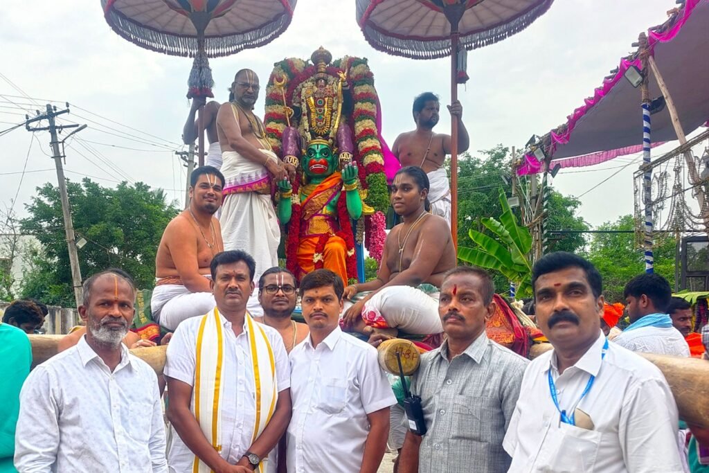 హనుమంత వాహనంపై శ్రీరామచంద్ర స్వరూపంలో గోకులానందుని దివ్య విహారం