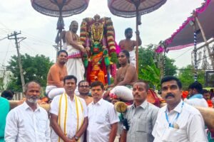 హనుమంత వాహనంపై శ్రీరామచంద్ర స్వరూపంలో గోకులానందుని దివ్య విహారం