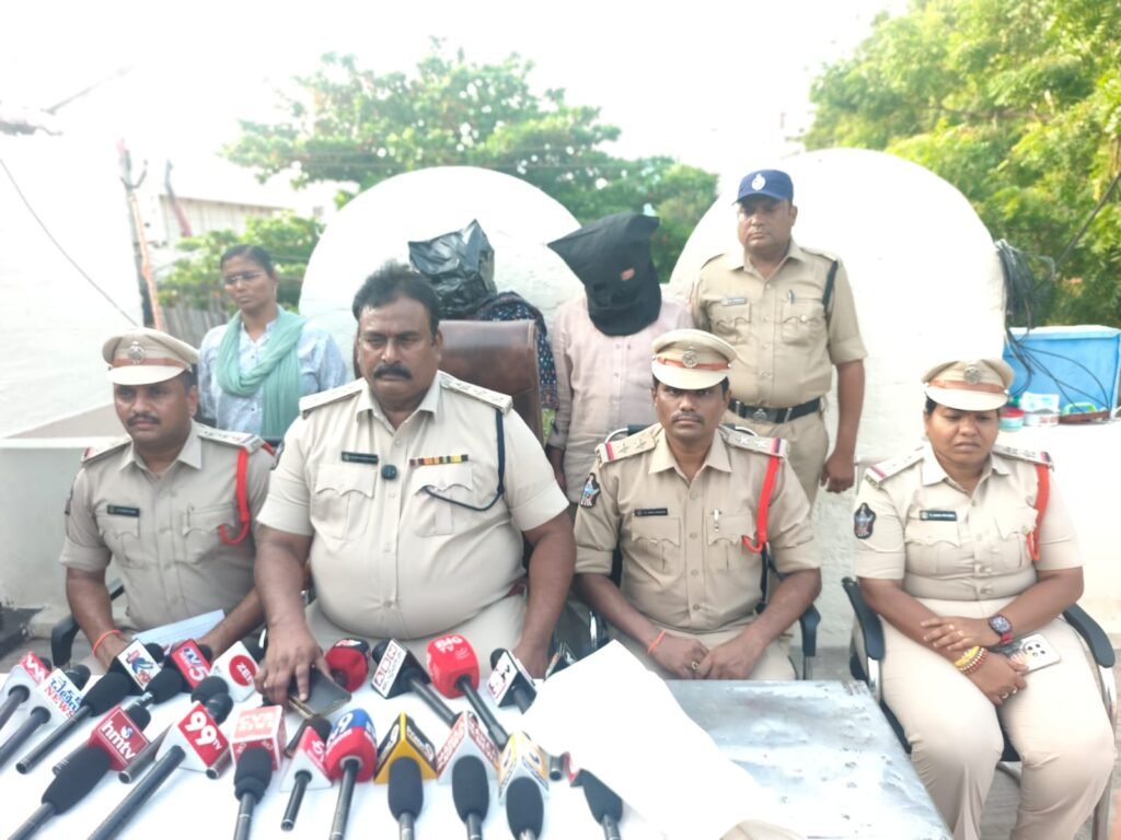 అక్రమ సంబంధం నేపథ్యంలో దారుణ హత్య: భార్యాభర్తల అరెస్ట్