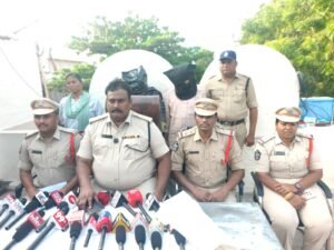 అక్రమ సంబంధం నేపథ్యంలో దారుణ హత్య: భార్యాభర్తల అరెస్ట్