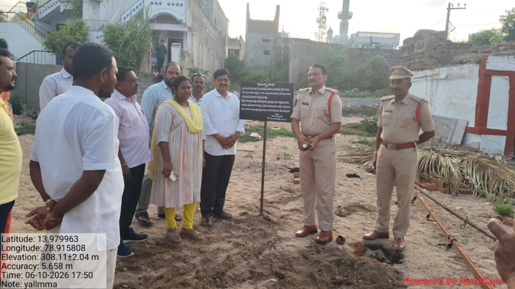 ఆలయం వద్ద నిర్మాణాలు చేపట్టరాదు: అధికారుల బోర్డు