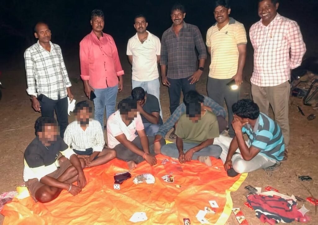 ఉపమాక శివార్లలో పేకాట ఆడుతున్న వారిపై పోలీసుల మెరుపు దాడి