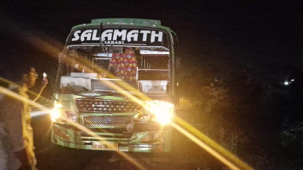 ట్రాక్టర్‌ను ఢీకొట్టిన SLT బస్సు