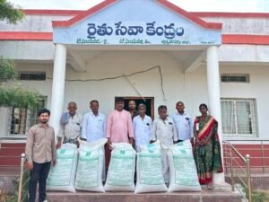 రైతులకు నారాయణి రకం వేరుశనగ విత్తనాల పంపిణీ