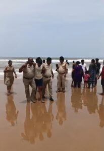 సముద్ర తీరంలో ప్రమాదానికి గురైన యువకుడు