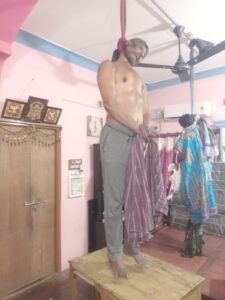 ఒకే ఇంట్లో ఉరి వేసుకుని ముగ్గురు మృతి