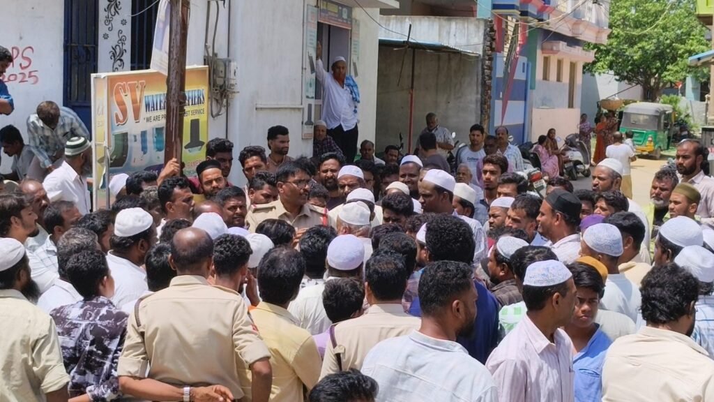 పెట్రోలు పోసుకుని నిరసన
