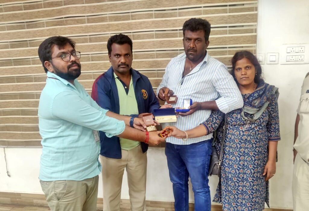 కమాండ్ కంట్రోల్ సెంటర్ చొరవతో భక్తునికి తప్పిపోయిన బ్యాగు అప్పగింత