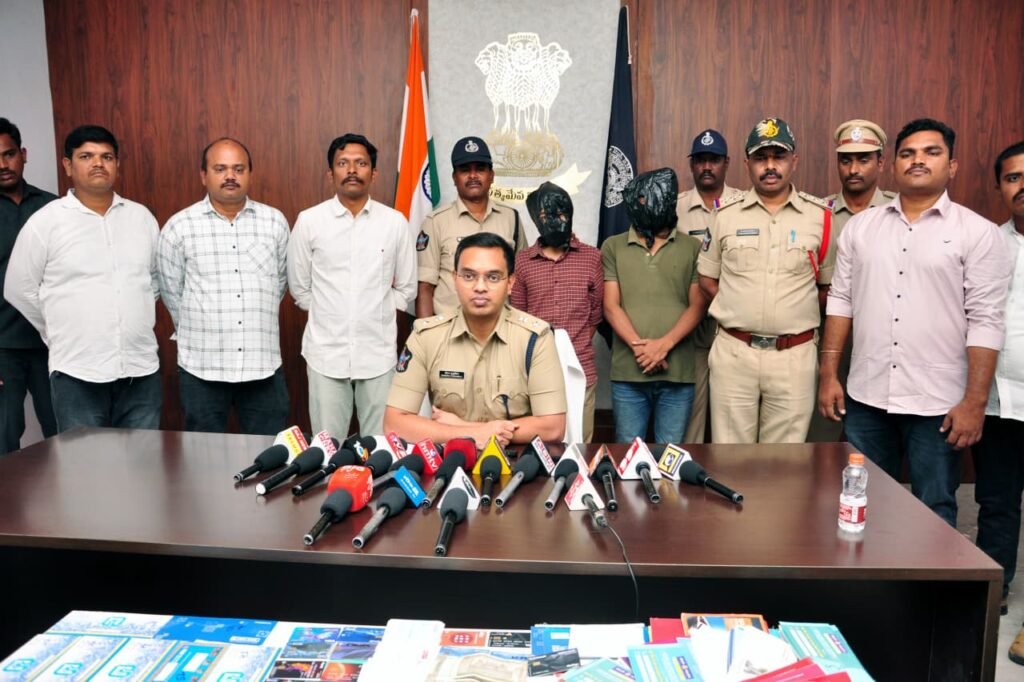 డాలర్ల ఆశ చూపి.. నిలువునా దోచేశారు!