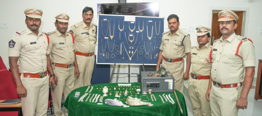 రూ.93,00,000/- విలువైన బంగారు, వెండి ఆభరణాలు, నగదు స్వాధీనం.
