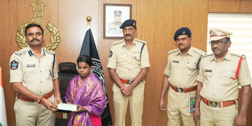 రూ.45 లక్షల విలువైన బంగారు ఆభరణాల అప్పగింత