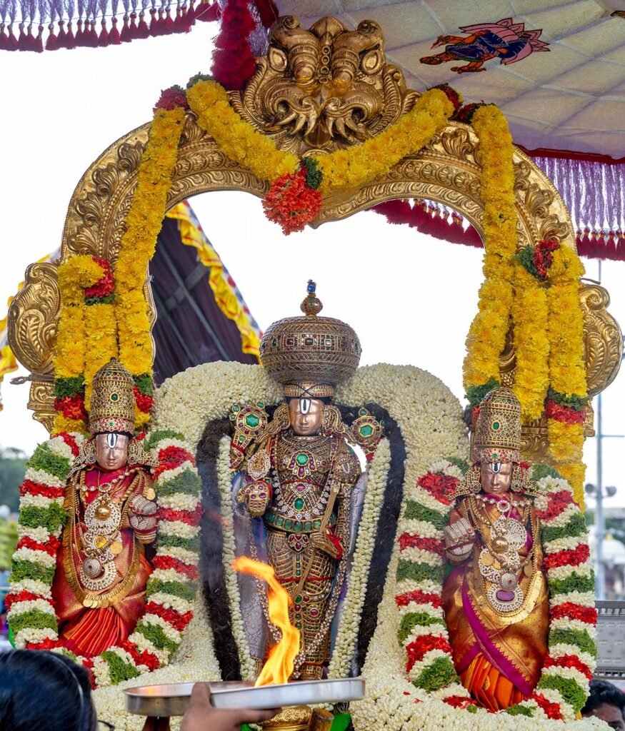 చిన్నశేష వాహనంపై వేణుగోపాలస్వామి
