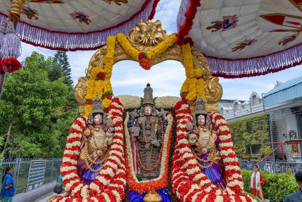 పద్మసరోవరంలో దివ్య తెప్పపై భక్తులను కటాక్షించిన శ్రీ పద్మావతీ అమ్మవారు