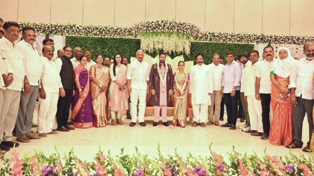 వధూవరులకు పెద్దిరెడ్డి, మిథున్ రెడ్డి ఆశీర్వాదం