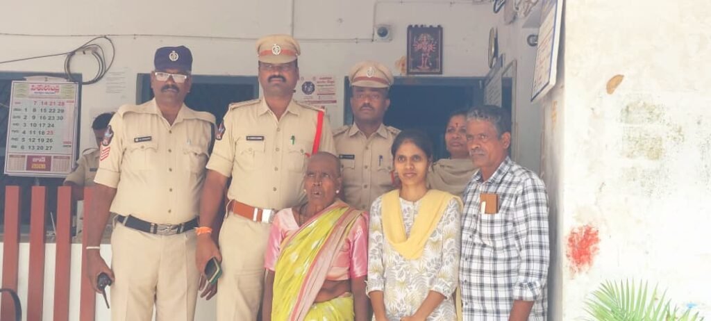 వృద్ధురాలిని కుటుంబ సభ్యులకు  అప్పగించిన పోలీసులు.