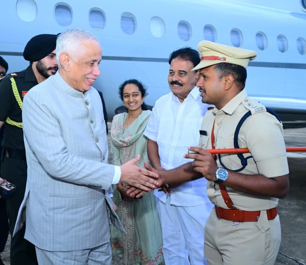 రాష్ట్ర గవర్నర్ కి స్వాగతం పలికిన జిల్లా ఎస్పీ