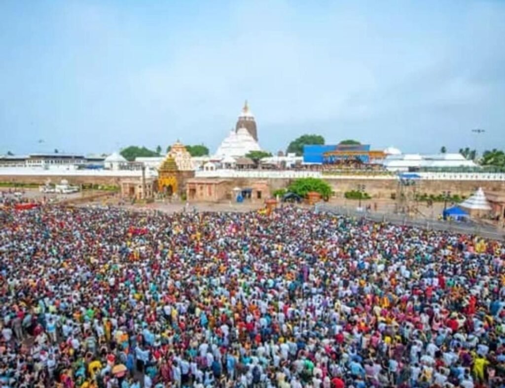 భక్తులతో కిక్కిరిసిన పూరీ క్షేత్రం