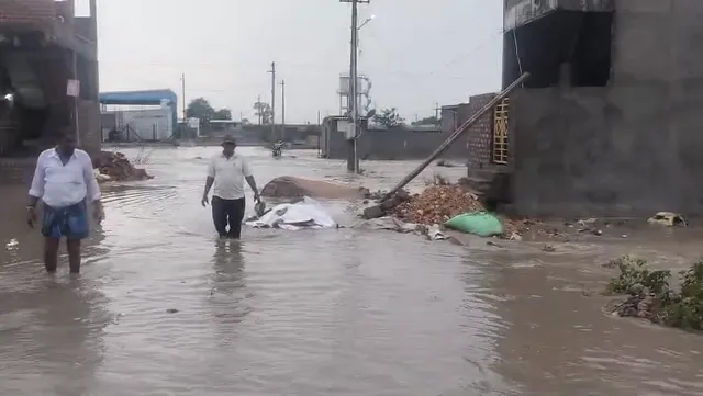 వర్షంతో జలమయమైన డొంక రోడ్డు.. ఇబ్బందుల్లో సత్తెనపల్లి వాసులు