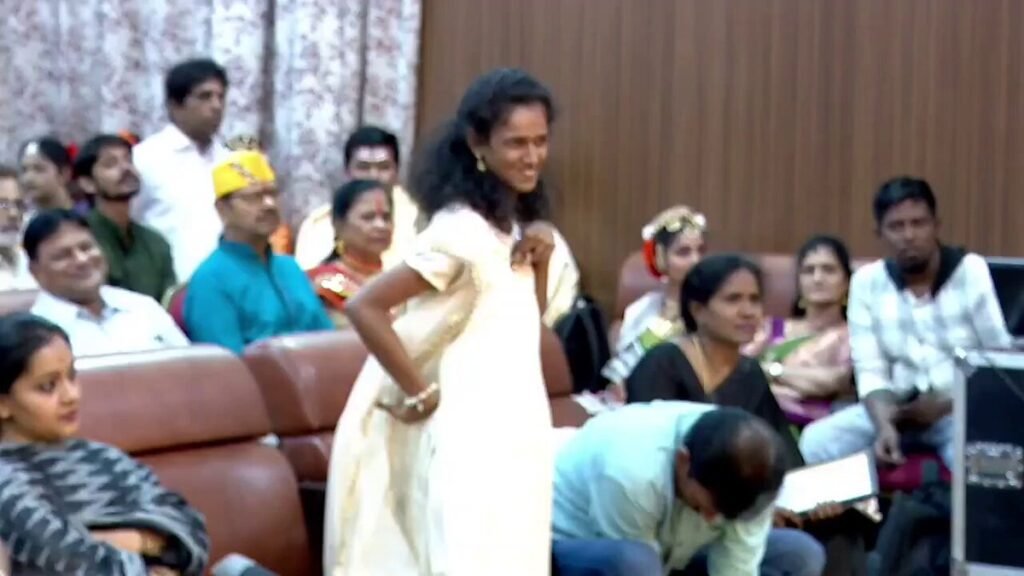 కాలి వేళ్లతో అద్భుత సృష్టి.. గవర్నర్ సత్కారం