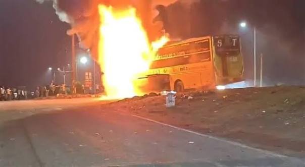 ప్రైవేట్ ట్రావెల్స్ బస్సులో మంటలు.. తప్పిన ప్రమాదం