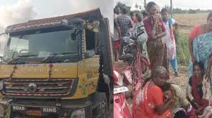 కూలీలను కబళించిన ప్రమాదం.. టైరు పేలడంతో బోల్తాపడ్డ టాటా ఏస్, ముగ్గురు మృతి