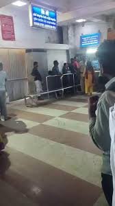 ప్రయాణికుడిని చెప్పుతో కొట్టిన రైల్వే అధికారి