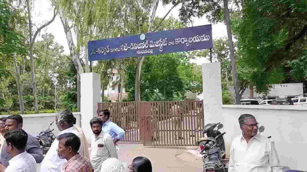 ఓపెన్ స్కూల్ అధికారి అవినీతిపై కలెక్టరేట్ ముట్టడి