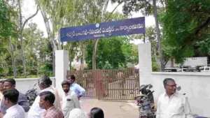 ఓపెన్ స్కూల్ అధికారి అవినీతిపై కలెక్టరేట్ ముట్టడి