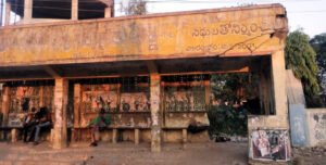 బస్సు షెల్టర్‌ కూలిపోతున్న పట్టించుకోరా…?