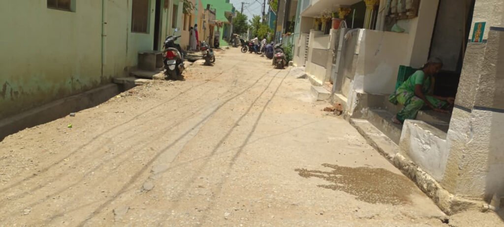 వీధులు గుంతలమయం