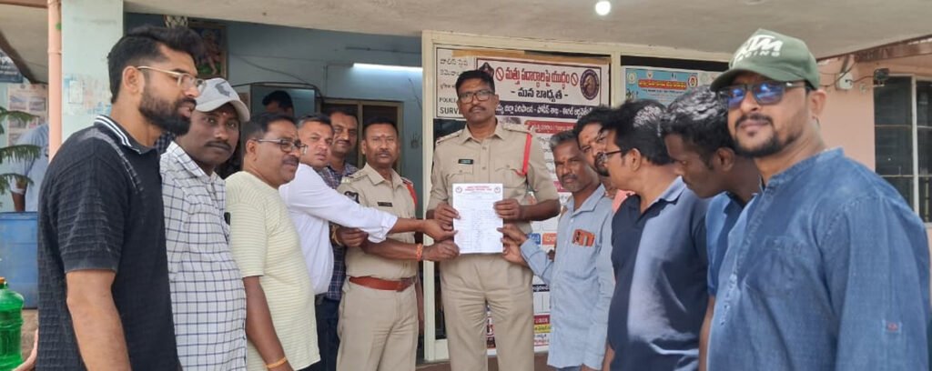 జర్నలిస్టులపై దాడి చేసిన వారిని అరెస్ట్ చేయాలి