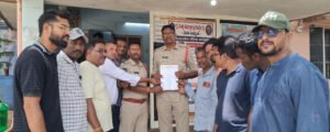జర్నలిస్టులపై దాడి చేసిన వారిని అరెస్ట్ చేయాలి