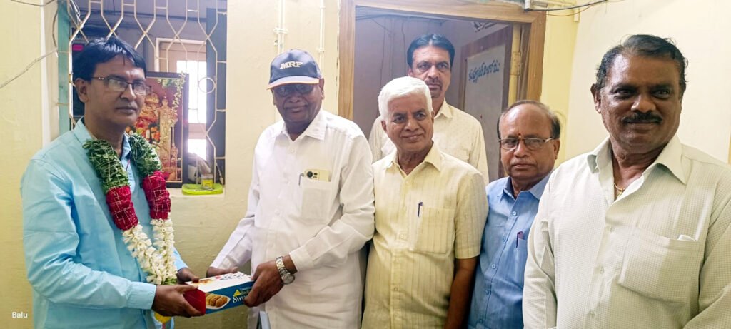ఎస్టీవోను సన్మానించిన విశ్రాంత ఉద్యోగులు