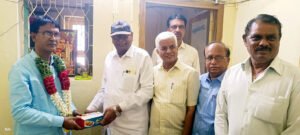 ఎస్టీవోను సన్మానించిన విశ్రాంత ఉద్యోగులు