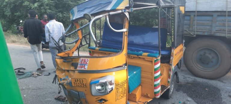 బోయకొండ భక్తుల ఆటోను ఢీకొన్న ఆర్టీసి