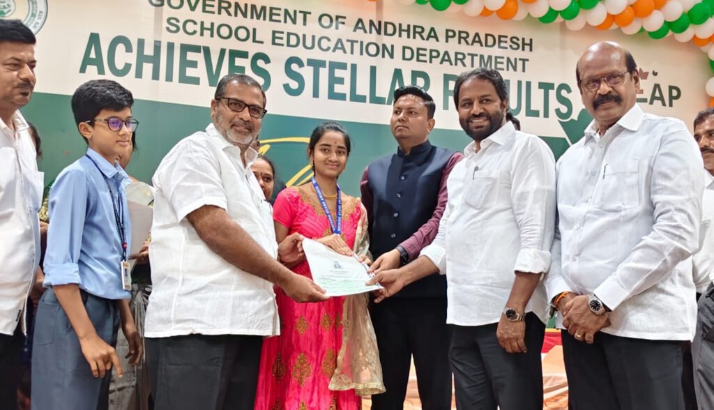 విద్యార్థులకు నగదు ప్రోత్సాహకాలు