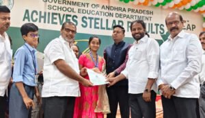 విద్యార్థులకు నగదు ప్రోత్సాహకాలు