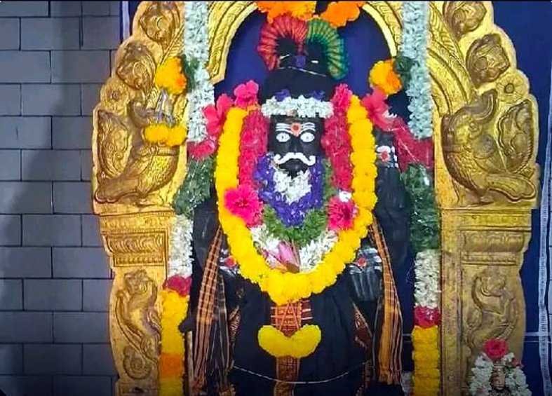 శ్రీ శనేశ్వరస్వామికి ప్రత్యేక పూజలు