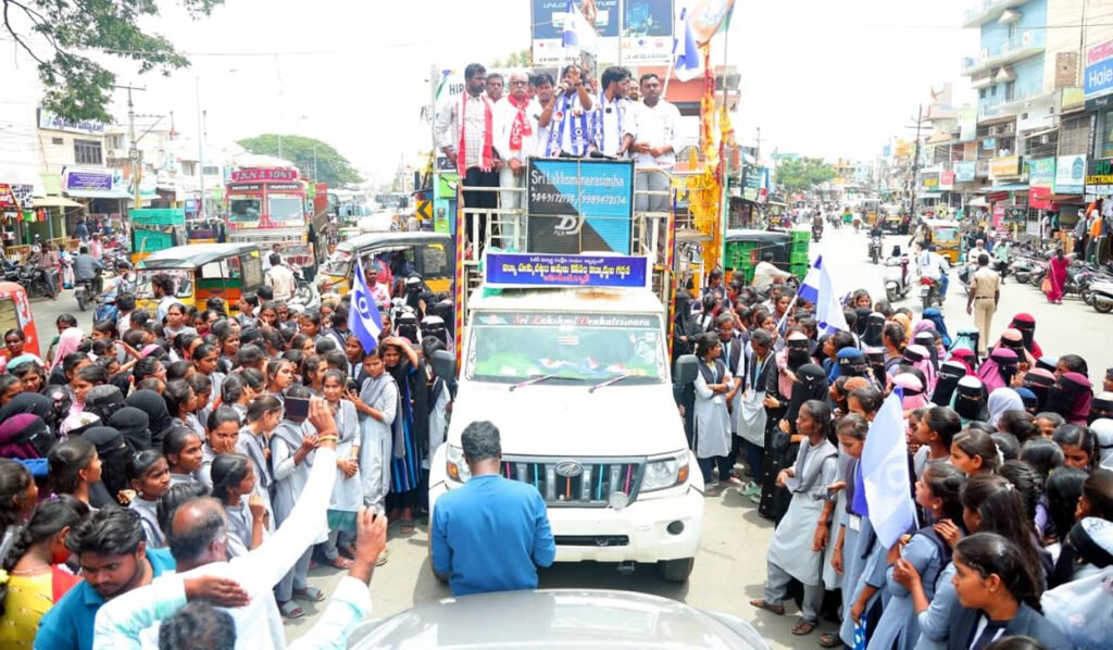 విద్యాహక్కు చట్టాన్ని ప్రతిష్టంగా అమలు చేయాలని కదంతొక్కిన విద్యార్థులు