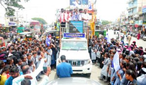 విద్యాహక్కు చట్టాన్ని ప్రతిష్టంగా అమలు చేయాలని కదంతొక్కిన విద్యార్థులు