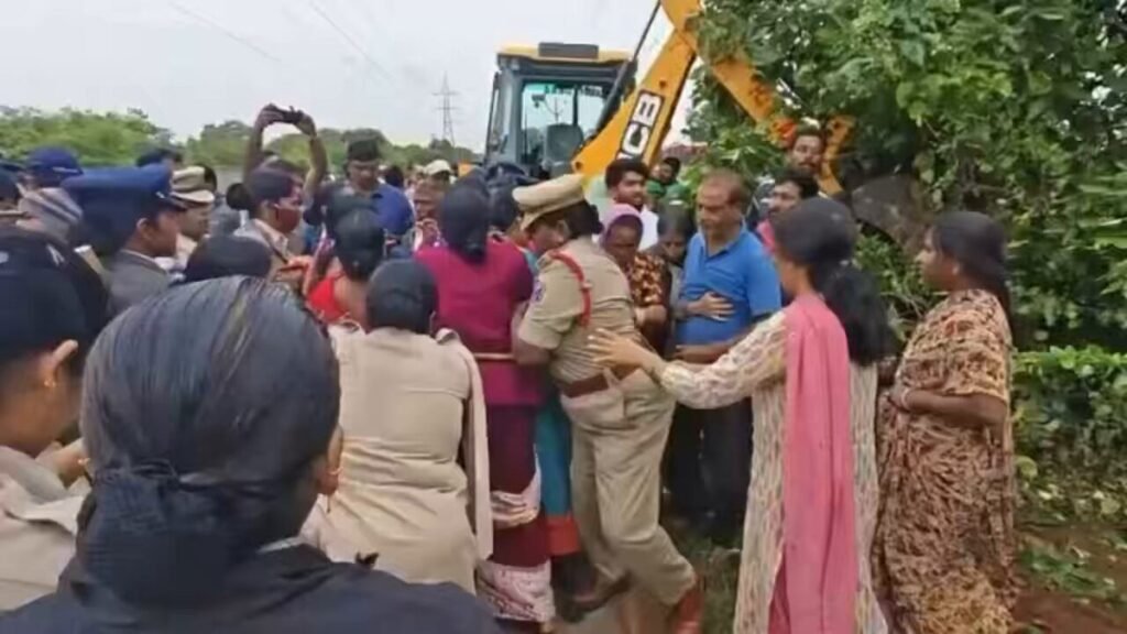 650 ఎకరాల కోసం 30 స్టేషన్ల నుండి వచ్చిన పోలీసులు