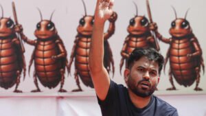 పోలీసుల కాళ్లు మొక్కిన CJP ఫౌండర్
