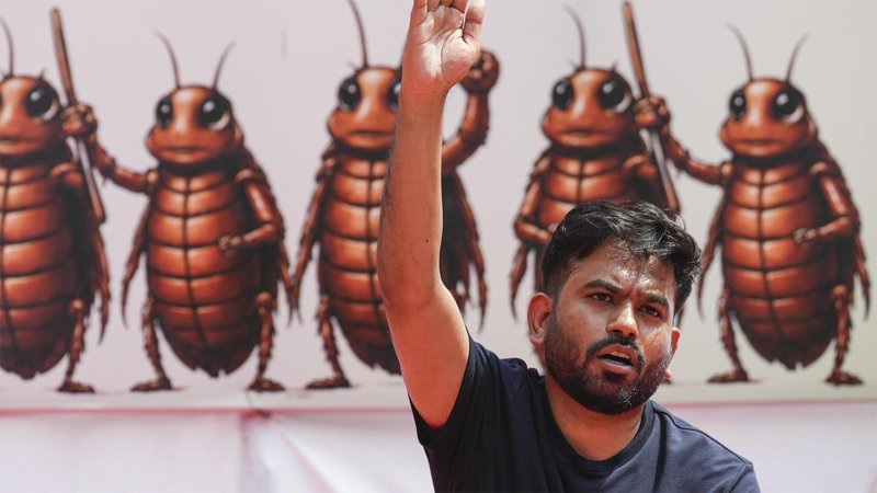 పోలీసుల కాళ్లు మొక్కిన CJP ఫౌండర్