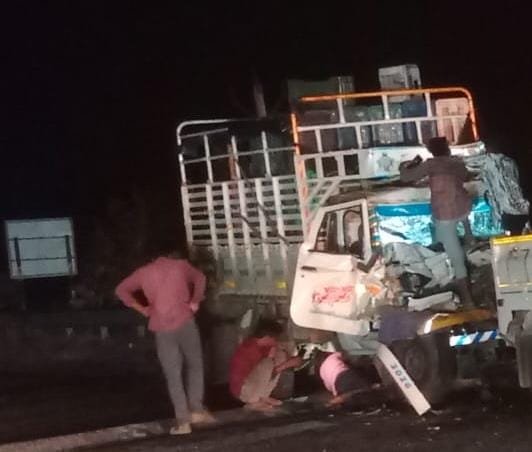 ప్రమాదవశాత్తు లారీని ఢీకొన్న బలోరా
