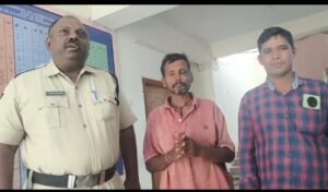 మిస్సింగ్ వ్యక్తిని కుటుంబ సభ్యులకు అప్పగించిన పోలీసులు
