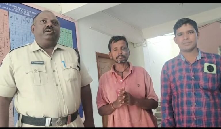 మిస్సింగ్ వ్యక్తిని కుటుంబ సభ్యులకు అప్పగించిన పోలీసులు