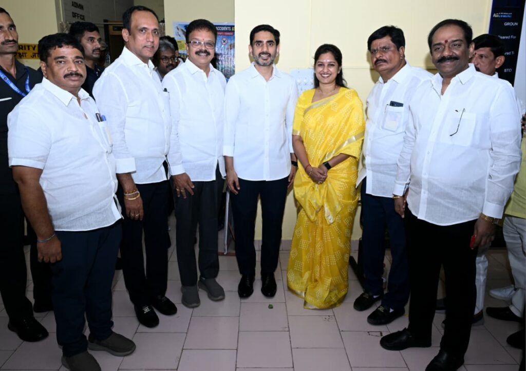 పుట్టపర్తి చేరుకున్న మంత్రి నారా లోకేష్.