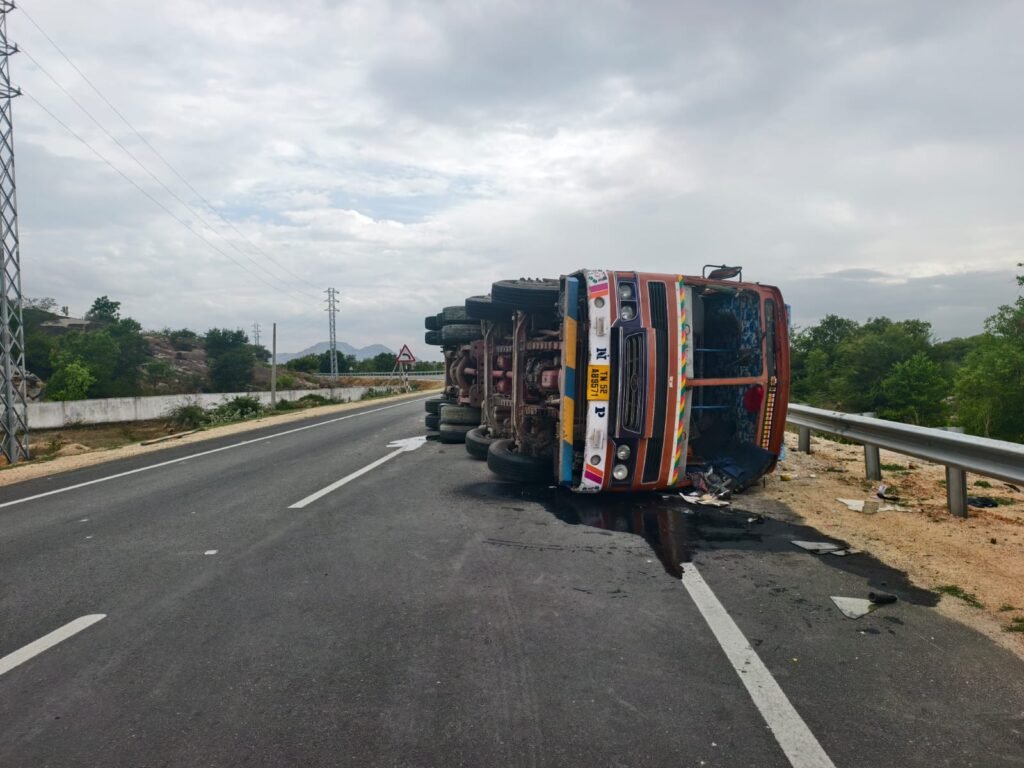 లారీ అదుపుతప్పి రోడ్డుమీదబోల్తా