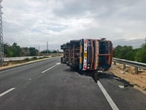 లారీ అదుపుతప్పి రోడ్డుమీదబోల్తా